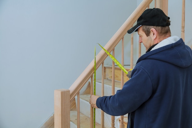 So installieren Sie ein Treppengeländer-Kit Installation für Holzgeländer für Treppen