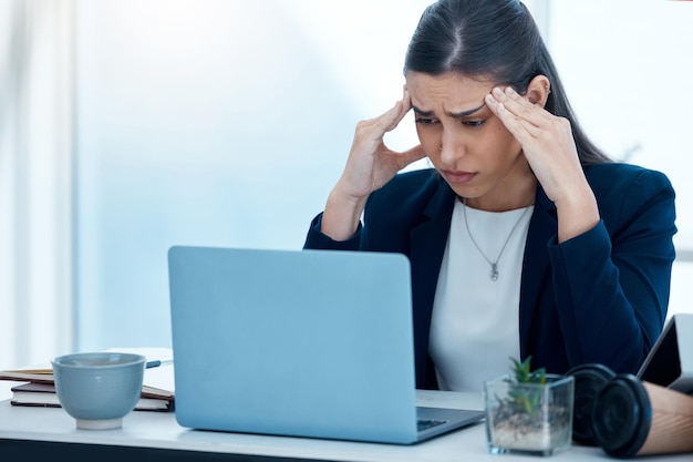 Só não sei qual é o problema. Foto de uma jovem empresária olhando estressada enquanto trabalhava em um laptop em um escritório.