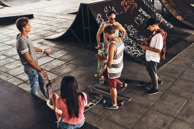 Só saindo com amigos. vista superior de amigos skatistas saindo juntos enquanto passam o tempo na pista de skate ao ar livre