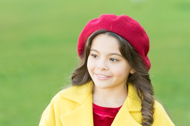 So schöne Herbstmode-Stil Herbstsaison glückliche Kindheit kleines Kind mit lockigem Haar Pariser Mädchen Kind in französischer Baskenmütze Schönheit und Mode Herbstmantel fröhliches kleines Mädchen in gelbem Mantel