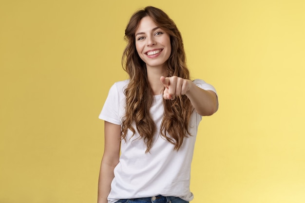 Só você. Simpática, alegre, bonita, de cabelos cacheados, menina, escolhendo, junte-se à equipe, encontrou um excelente candidato, apontando a câmera, estenda o dedo indicador indicando para a frente sorrindo encantado feito a escolha perfeita