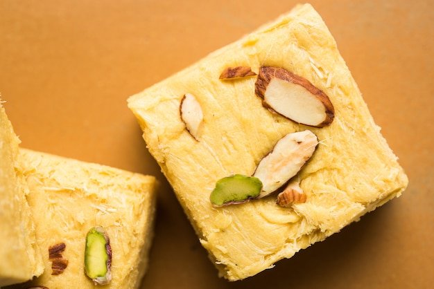 Soan Papdi oder Son Roll oder Patisa, beliebte Süßigkeit aus Indien