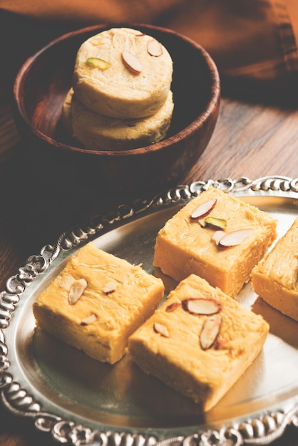 Foto soan papdi oder son roll oder patisa, beliebte süßigkeit aus indien