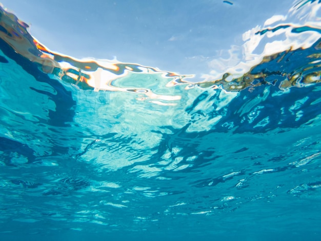 Foto sob a água da piscina