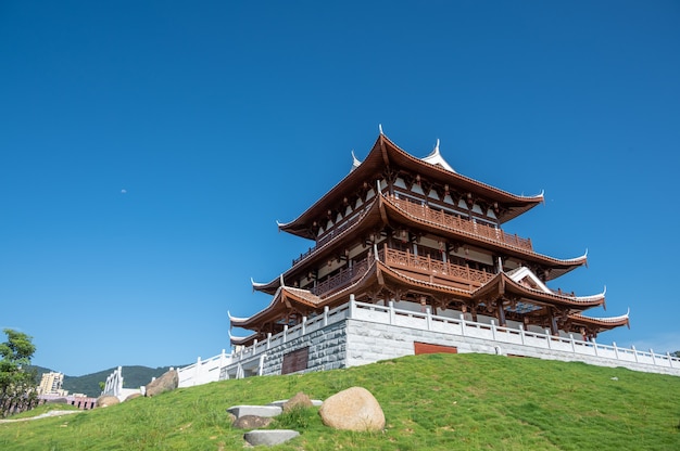 Sob o céu azul, um loft de um antigo edifício chinês tradicional