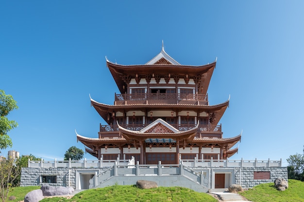 Sob o céu azul, um loft de um antigo edifício chinês tradicional