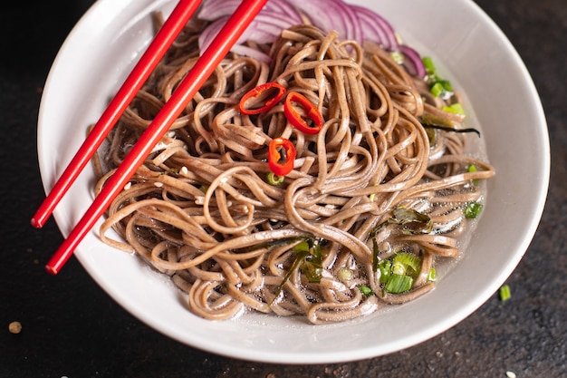 Soba Buchweizennudeln frische Portion Mahlzeit Snack auf dem Tisch kopieren Raum Essen Hintergrund rustikal