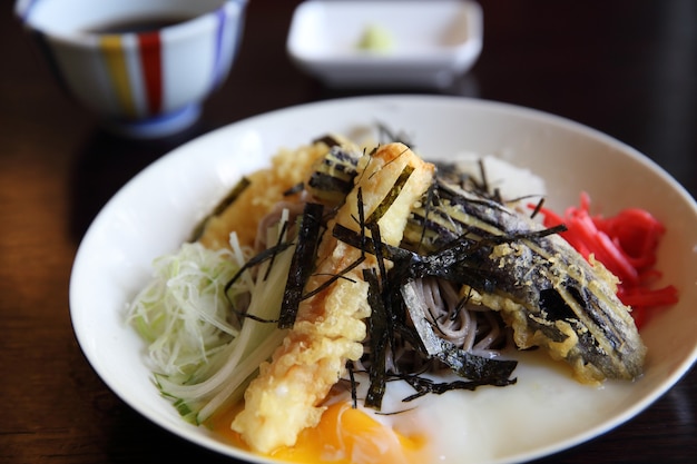 Soba com tempura de macarrão comida japonesa