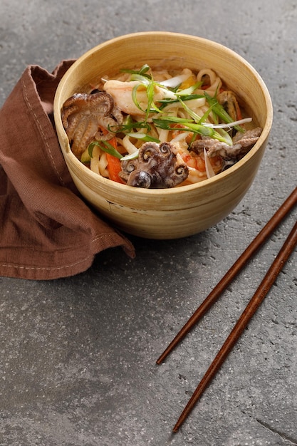 Soba de comida asiática tradicional con mariscos