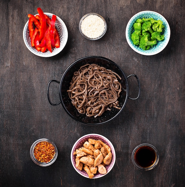 Soba de macarrão asiático com vários ingredientes