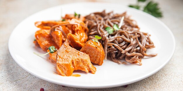 Soba fideos de trigo sarraceno carne salsa de tomate comida comida bocadillo en la mesa espacio de copia