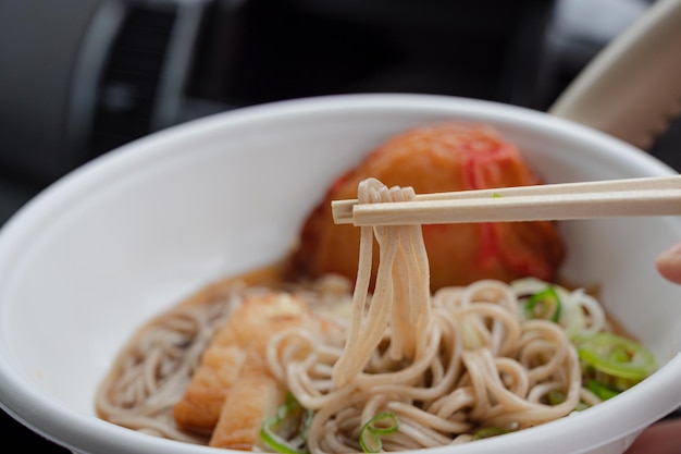 Soba frio e tempurá satsuma-age