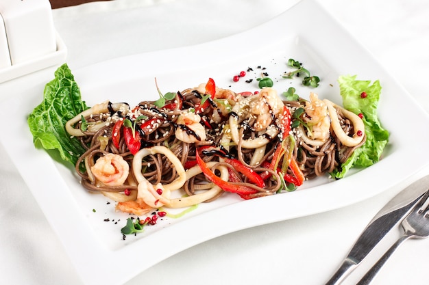 Soba macarrão de trigo sarraceno com frutos do mar, legumes frescos e molho de soja, cozinha asiática