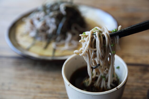 Soba macarrão em fundo de madeira, comida japonesa