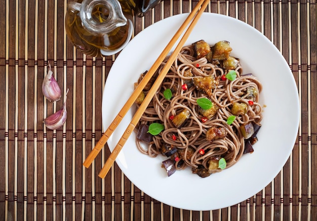 Soba-Nudeln mit Auberginen in süß-saurer Soße