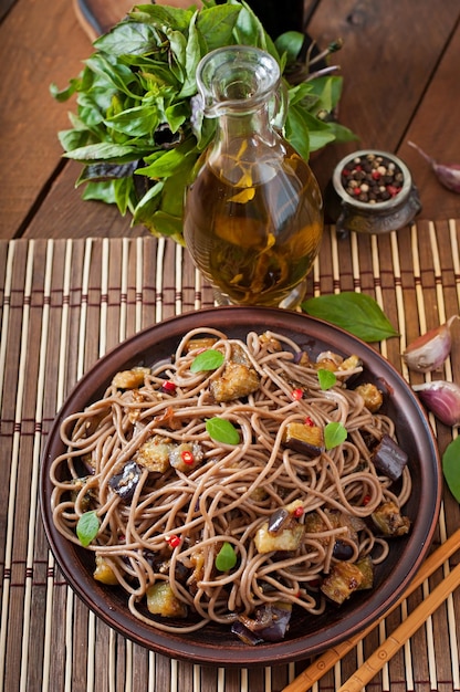 Soba-Nudeln mit Auberginen in süß-saurer Soße