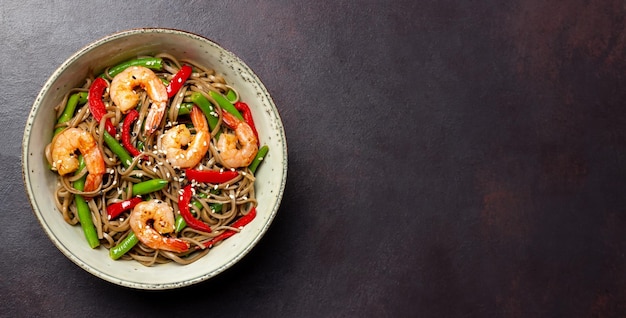 Soba-Nudeln mit Garnelen, Paprika und grünen Bohnen. Japanische Küche. Asiatisches Essen.