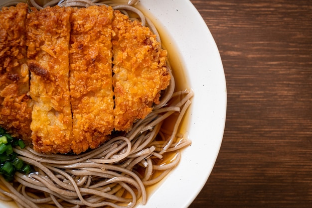 Soba ramen macarrão com costeleta de porco frita japonesa (tonkatsu)