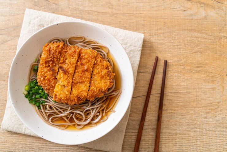Foto soba ramen noodle com costeleta de porco frita japonesa (tonkatsu)