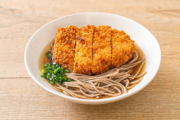 Soba-Ramen-Nudel mit japanischem gebratenem Schweinekotelett (Tonkatsu) - asiatische Küche