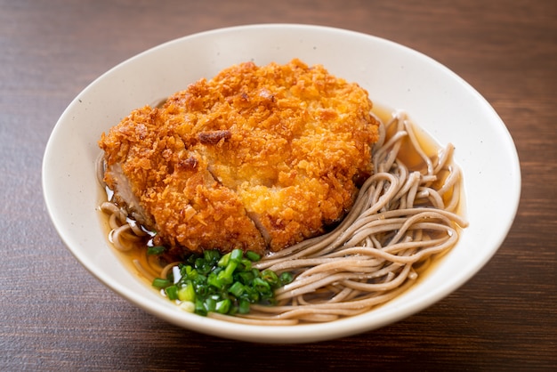 Soba-Ramen-Nudel mit japanischem gebratenem Schweinekotelett (Tonkatsu)