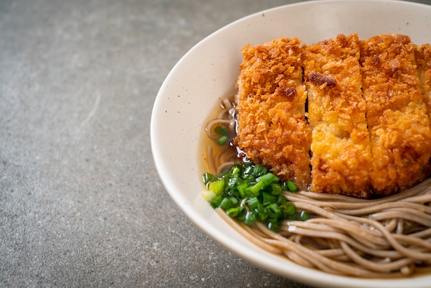 Soba-Ramen-Nudel mit japanischem gebratenem Schweinekotelett (Tonkatsu)