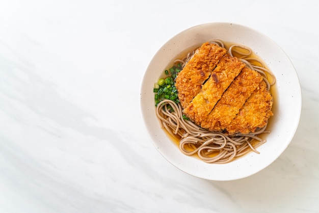 Soba-Ramen-Nudeln mit japanischem gebratenem Schweinekotelett (Tonkatsu) - asiatische Küche