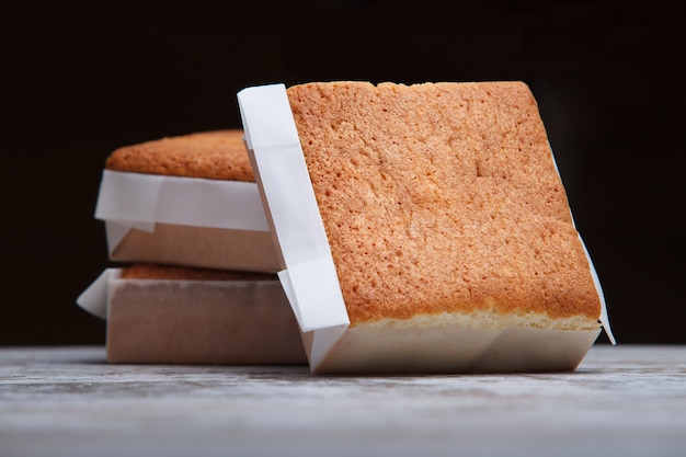 Sobao pasiego sobre una mesa de madera