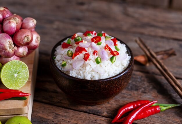 Sobrancelha arroz comida asiática picante com legumes e pauzinho na madeira