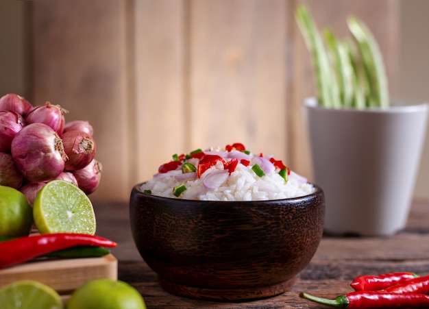 Sobrancelha arroz comida asiática picante com legumes e pauzinho na madeira