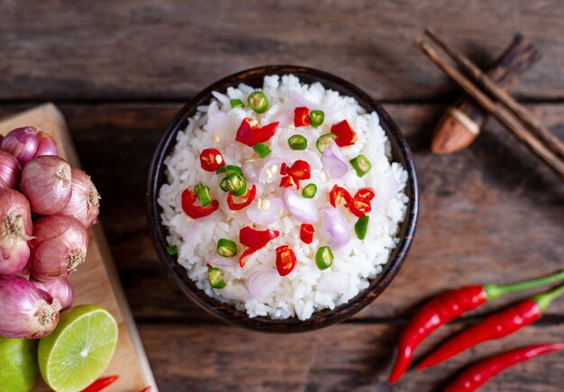 Sobrancelha arroz comida asiática picante com legumes e pauzinho na madeira