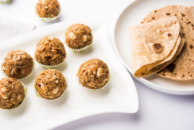 Sobras de chapati laddu, churma laddoo ou policha ladu feitos com roti, amendoim, frutas secas e açúcar mascavo. foco seletivo