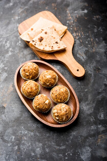 Sobras de chapati Laddu, Churma Laddoo ou Policha Ladu feitos com Roti, amendoim, frutas secas e açúcar mascavo. foco seletivo