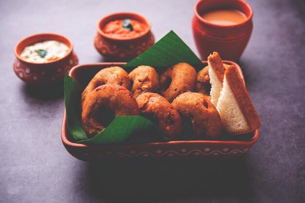 Sobras instantáneas de pan medu vada servido con chutney y té caliente Receta india para el desayuno o la merienda