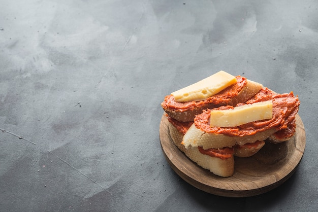 Sobrasada com pão e queijo parmesão