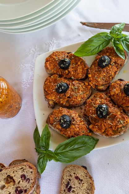 Sobrasada vegana elaborada con tomate seco, frutos secos y pimentón. Merienda saludable y vegana