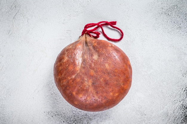 Sobrassada gepökelte Fleischwurst aus Schweinehackfleisch, Paprika und Gewürzen. Weißer Hintergrund. Ansicht von oben.