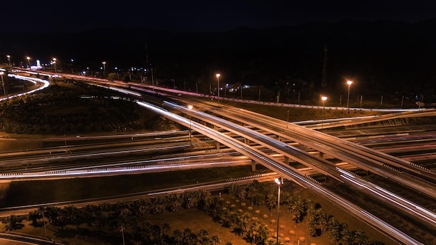 Sobre a estrada da cidade à noite Vista de olho de pássaro drone Vista superior