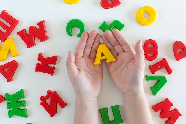 Foto sobre a saúde humana uma frase para a saúde composta de letras plásticas multicoloridas o desejo de saúde bom desejo desejando saúde a outro amarelo verde vermelho azul brilhante inscrição composta por uma criança