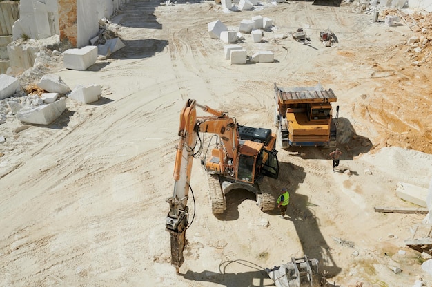 Sobre el ángulo del camión volquete y la máquina de construcción de oruga hidráulica