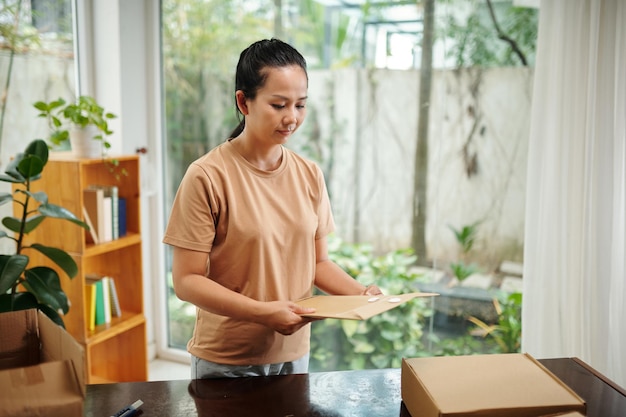 Sobre de apertura de mujer con documentos