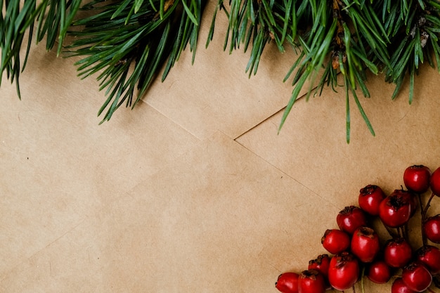 Sobre artesanal con una rama del árbol de Navidad,