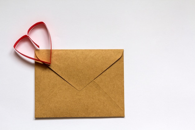 Sobre carta de amor con corazón de papel. Feliz día de San Valentín concepto.