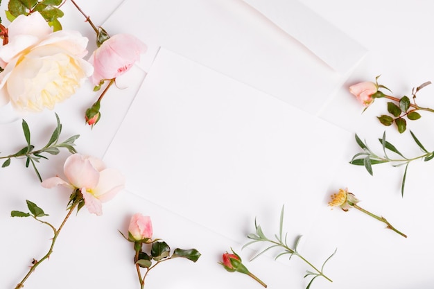 Sobre de carta blanca sobre fondo blanco con rosa inglesa rosa Tarjetas de invitación o carta de amor