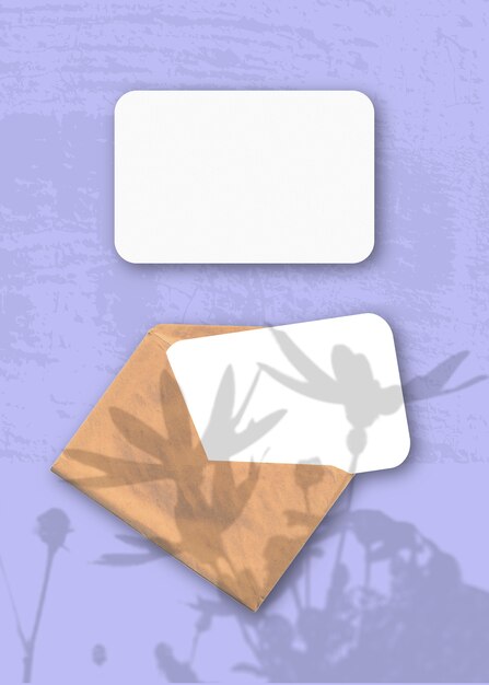 Un sobre con dos hojas de papel blanco texturizado