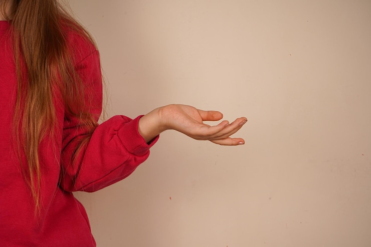 Foto sobre un fondo claro de la pared la mano está hasta el codo la palma con los dedos abiertos la mano está extendida con la palma hacia arriba