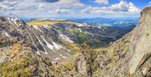 Sobre la garganta de la montaña