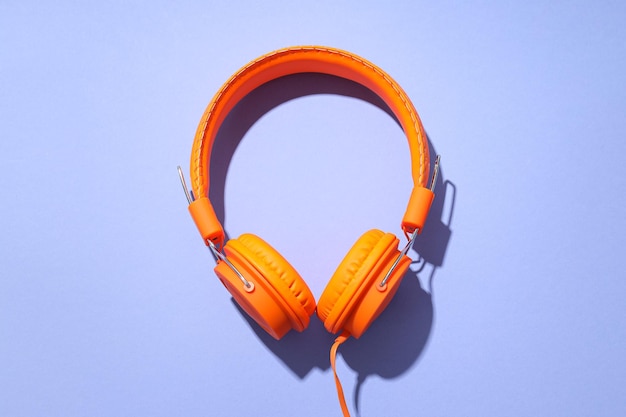 Sobre grandes auriculares de color naranja brillante en un fondo claro