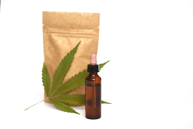 Sobre con hoja de cáñamo natural y botella de concepto de envío de aceite de CBD