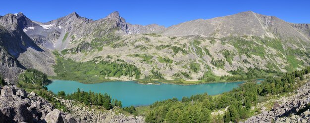 Sobre un lago de montaña con un increíble color de agua.